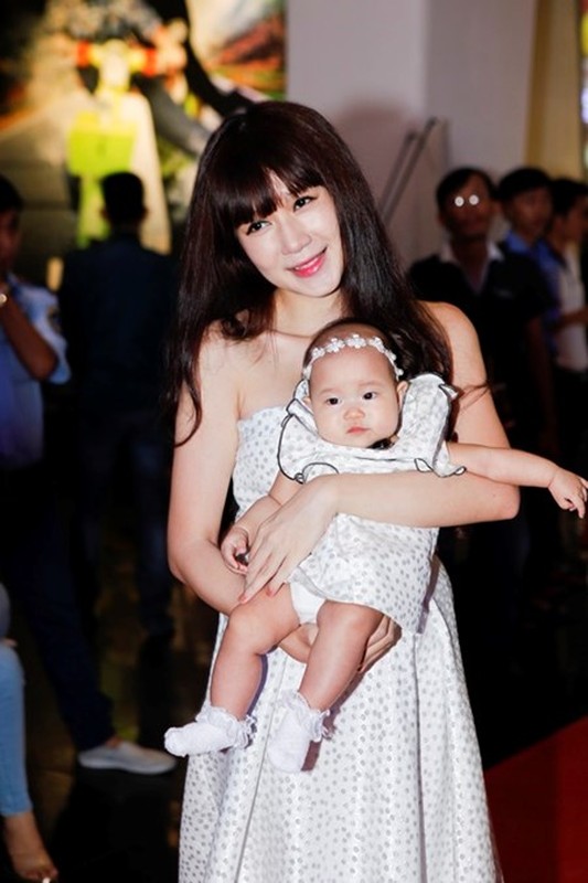 Ly Hai Minh Ha mang ba con di ra mat phim-Hinh-5